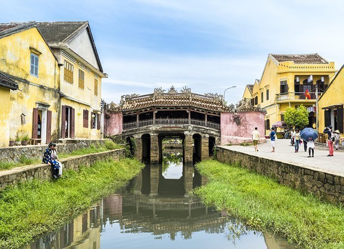 De uit de 18e eeuw daterende Japanse brug in Hoi An