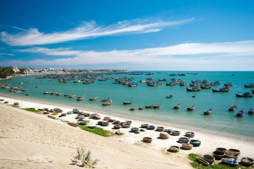 Strand van Phan Thiet met boten