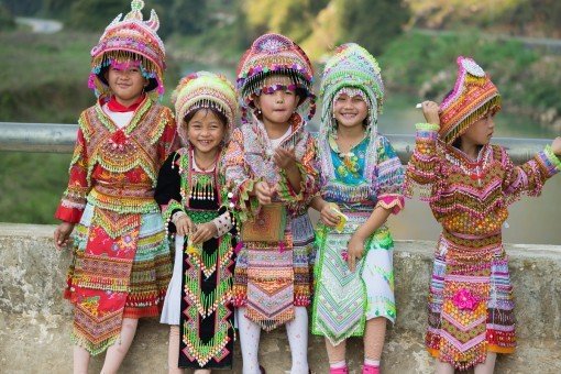 Hmong-meisjes in hun mooie, traditionele jurken