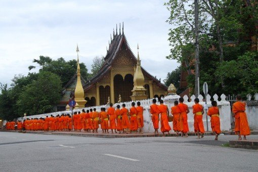 Monnik met aalmoezen op weg naar tempel