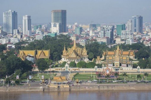 Phnom Penh vanaf de Mekong gezien