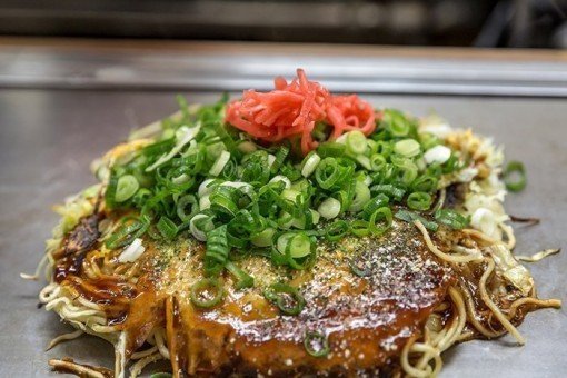 Okonomiyaki, de Japanse pannenkoek, met soba
