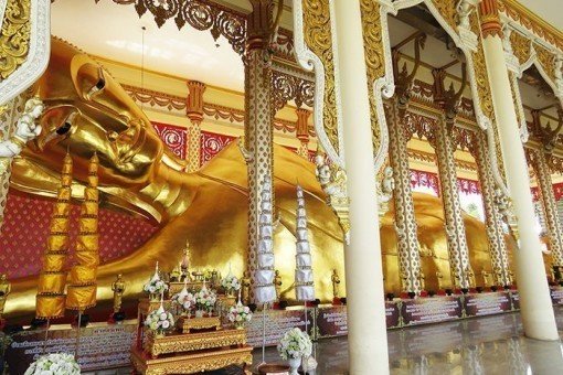 De op een na grootste liggende Boeddha van Thailand in Bang Yai