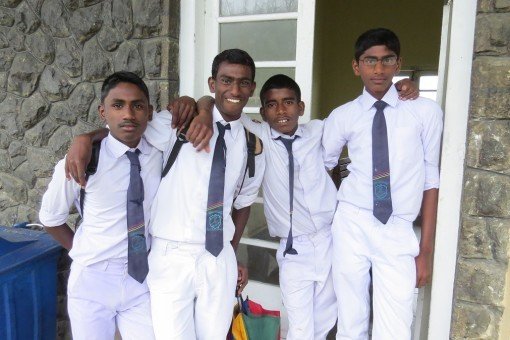 Srilankanske drenge i skoleuniform