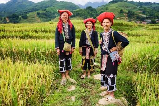 Vietnamese bergstammen in kleurrijke kleding