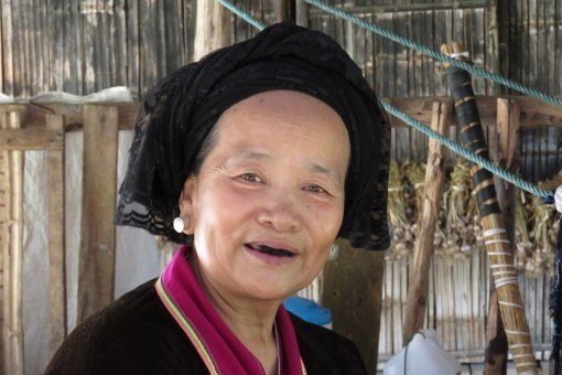Vrouw in stammendorp in Noord-Thailand