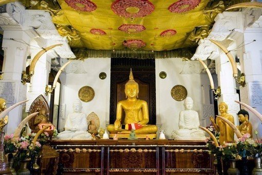 Boeddhabeelden uit verschillende Aziatische landen in de Tempel van de Tand