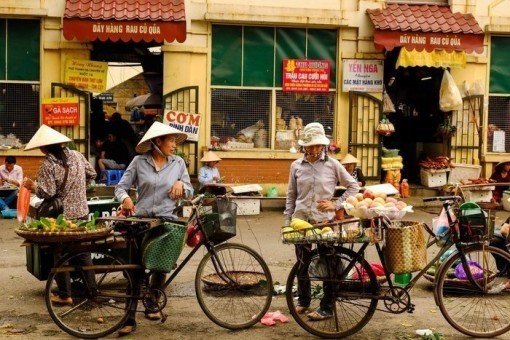 Straathandel in het oude stadsdeel van Hanoi