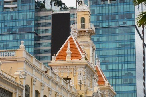 Nieuwe en oude architectuur in Ho Chi Minhstad