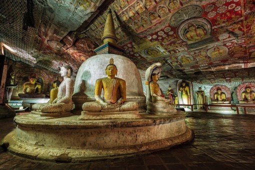 Boeddhabeelden en wandschilderingen in de Dambulla tempel