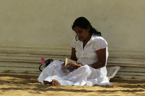 Sri Lankaanse vrouw in haar witte tempelkleding