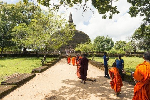 Monniken ved Rankot Vihara i Polonnaruwa