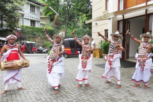 Traditionele dansers in Kandy in hun mooiste kleding