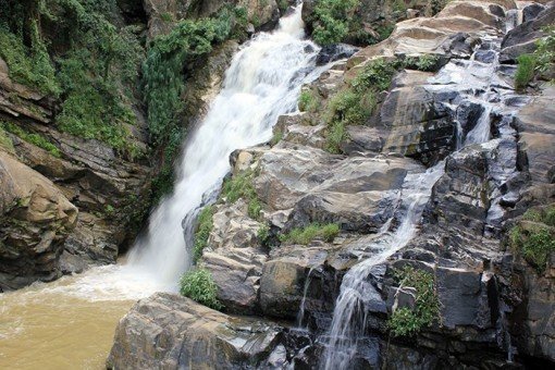 Bezoek onderweg naar Ella kleine watervallen in het hoogland van Sri Lanka