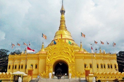 Het Lumbini-park met de kopie van de Shwedagon Pagode