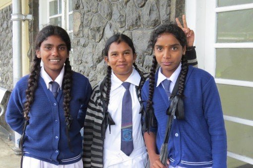 Sri Lankaanse meisjes in schooluniform