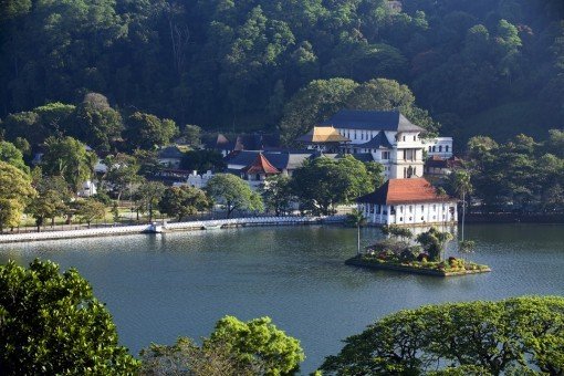 Uitzicht over het Kandy-meer en de Tempel van de Tand