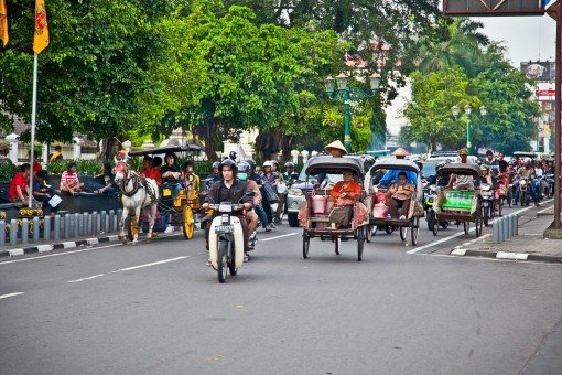 De drukke straten van Yogyakarta