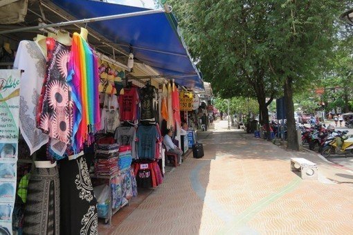 Winkels aan de promenade in Ao Nang Beach, Krabi