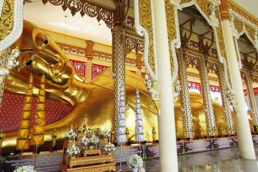 Het op een na grootste liggende Boeddhabeeld van Thailand, in Bang Yai