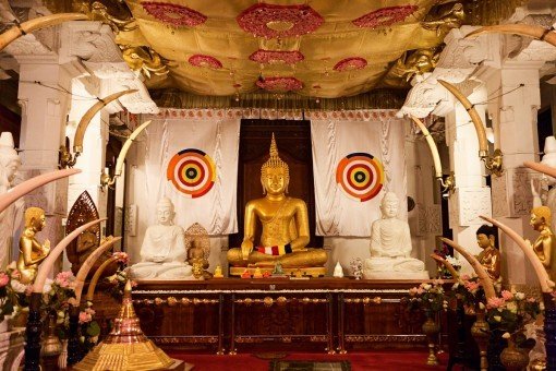 Bekijk de mooie boeddhabeelden in de Tempel van de Tand
