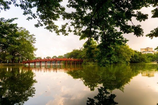 De iconische Huc-brug in het meer van Hoan Kiem