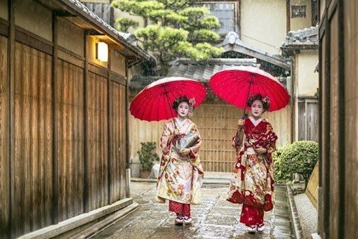 Geisha’s met rode paraplu’s in de regentijd