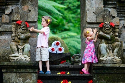 Kinderen bij een hindoeïstische tempel in Ubud