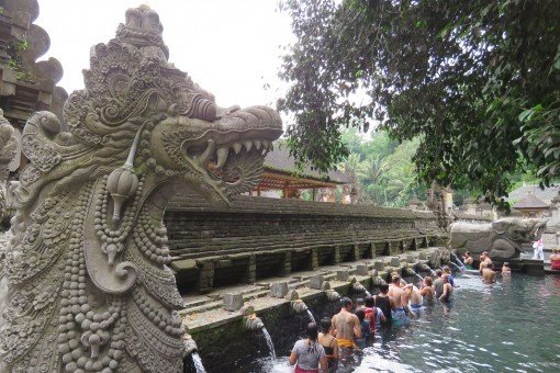 Balinezen baden in het heilige water bij de tempel Tirtha Empul