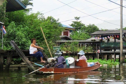 Het lokale leven op de kanalen van Bangkok