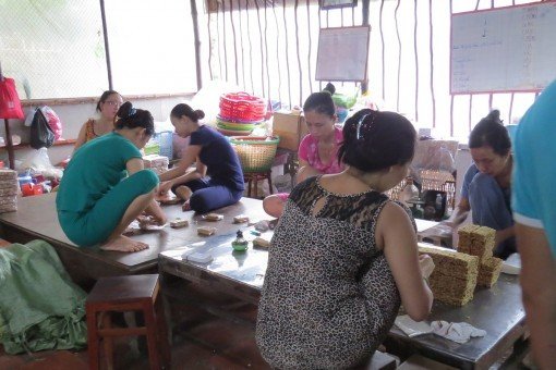 Zijde wordt handmatig vervaardigd in kleine ondernemingen langs de Mekong