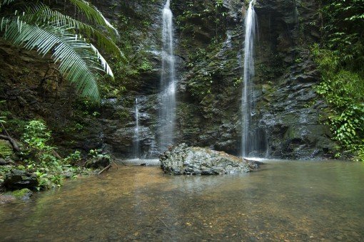 Waterval in de weelderige jungle van Koh Lanta