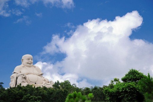 Het grote Boeddhabeeld op de Nui Cam bij Chau Doc