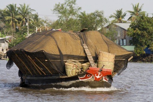 Rijstboot met enorme lading in Mekongdelta