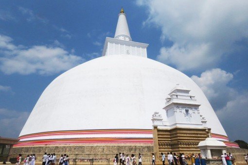 Mirisawetiya Vihara stoepa in Anuradhapura